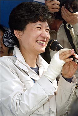 박근혜 한나라당 대표가 17대 총선을 이틀 앞둔 2004년 4월 13일 후보 지원유세를 하고 있다. 박 대표가 지원유세를 하며 많은 악수를 한 탓에 손에 붕대를 감고 있다. 